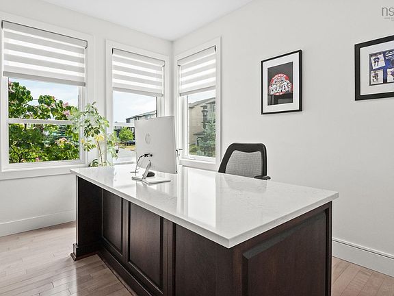 4th image of 4 Crownridge Dr