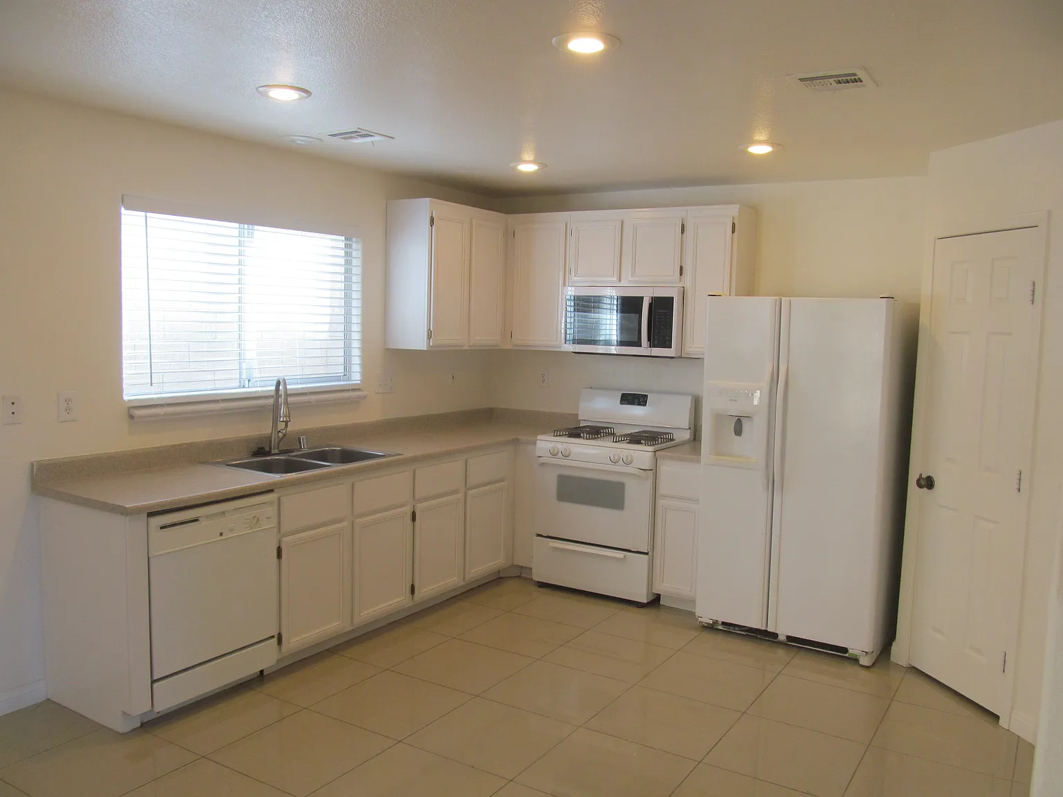 3 bed, 2.5 bath, 1301 sqft, $1,690 — Photo 4