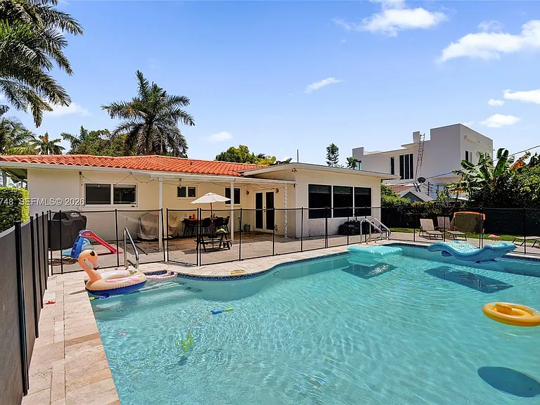 2025 Alamanda Dr — Photo 4