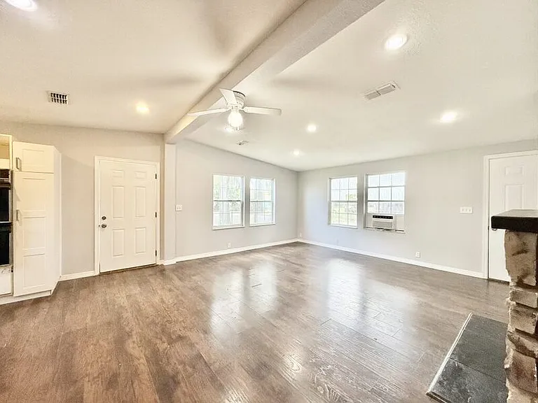990 E Bay St — Photo 15