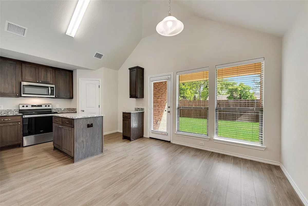 4 bed, 2.0 bath, 1741 sqft, $2,100 — Photo 4