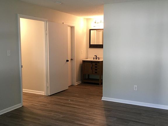 5th image of 701 Greenwich Dr