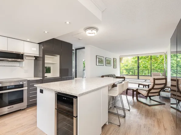 1995 Beach Ave #201, Vancouver, BC V6G 2Y3