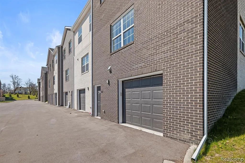 2 bed, 2.5 bath, 1600 sqft, $2,800 — Photo 3