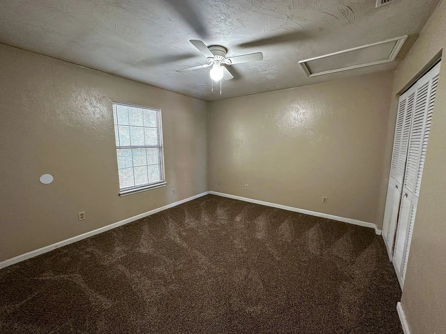 Upstairs unit in Pointe East avail NOW! — Photo 4