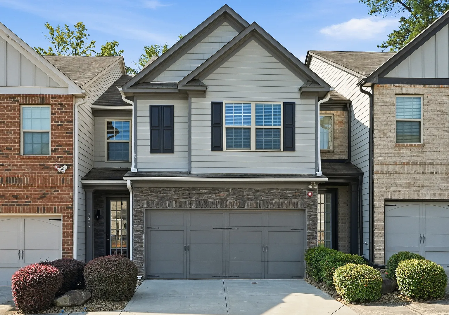 3 bed, 2.5 bath, 1921 sqft, $2,399 — Photo 1