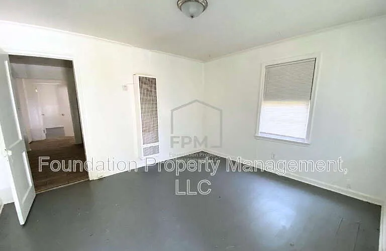 2320 E Warren St — Photo 3