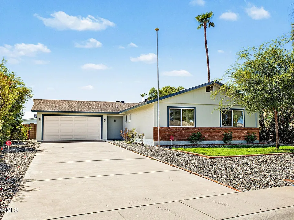 2301 E Laurel Ln