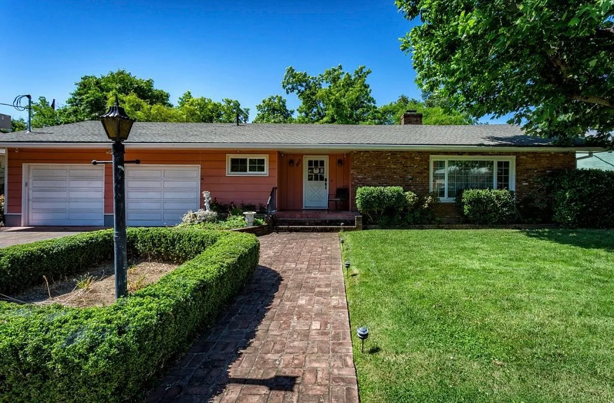 3 bed, 2394 sqft, $2,800 — Photo 2