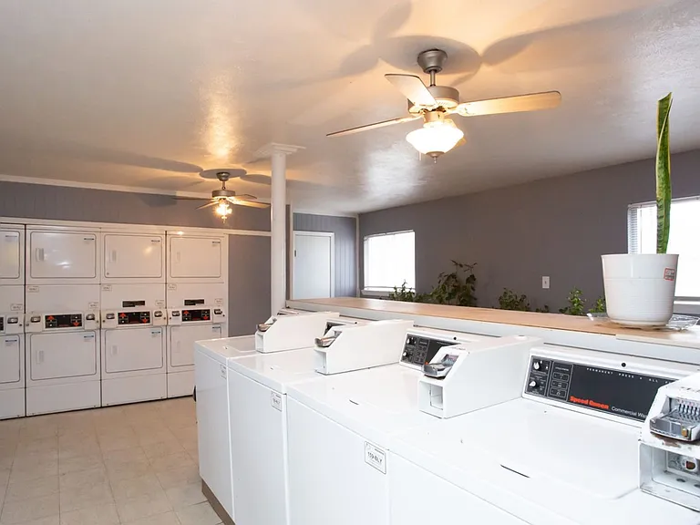 Western Oaks Apartments — Photo 4