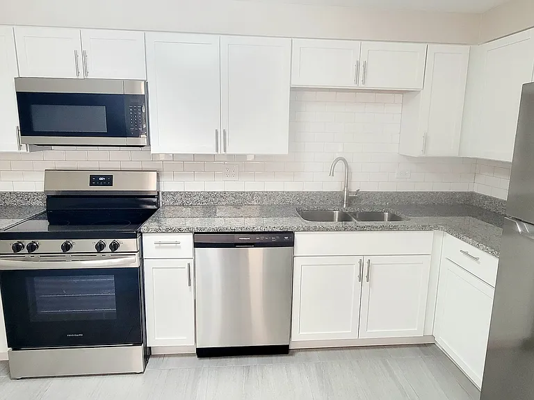 5210 N Reserve Ave #2E — Photo 1