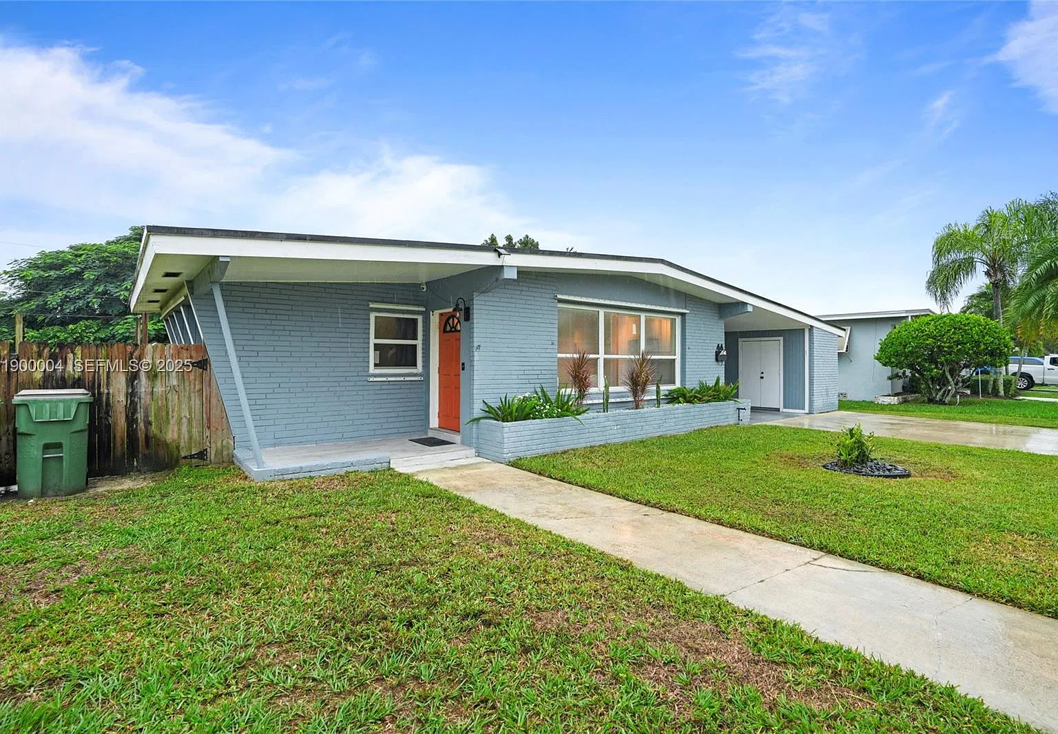 3 bed, 2.0 bath, 1302 sqft, $3,300 — Photo 3