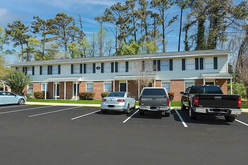 Carolina Breeze Apartments — Photo 1