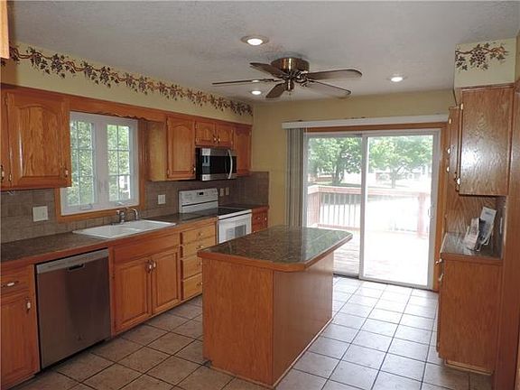 4th image of 524 NW Brett Cir
