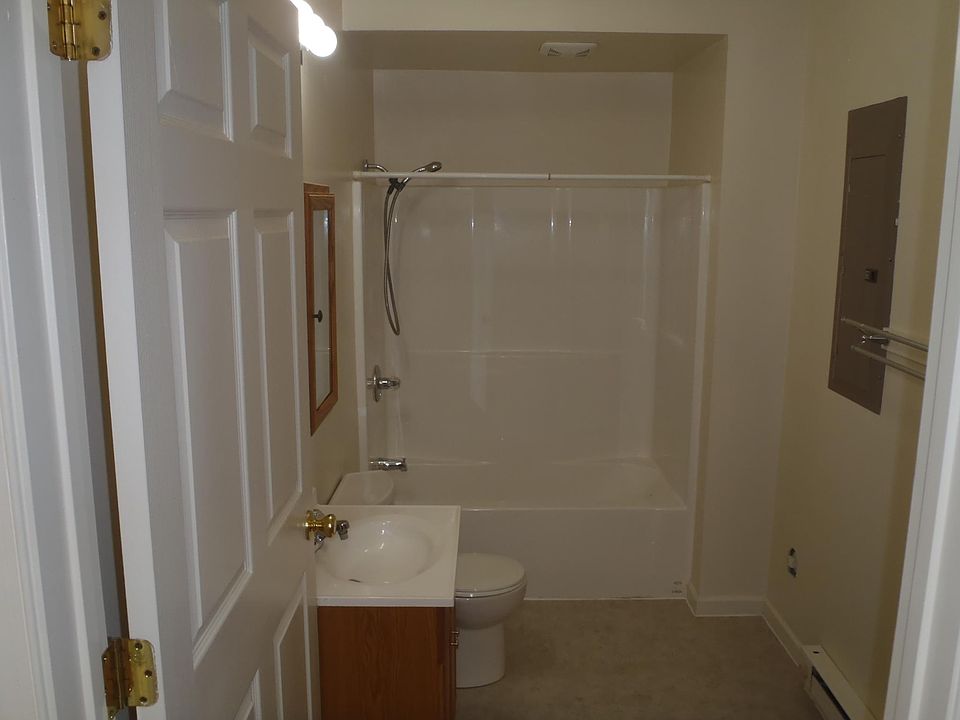2nd image of 660 Stonewall Dr #B