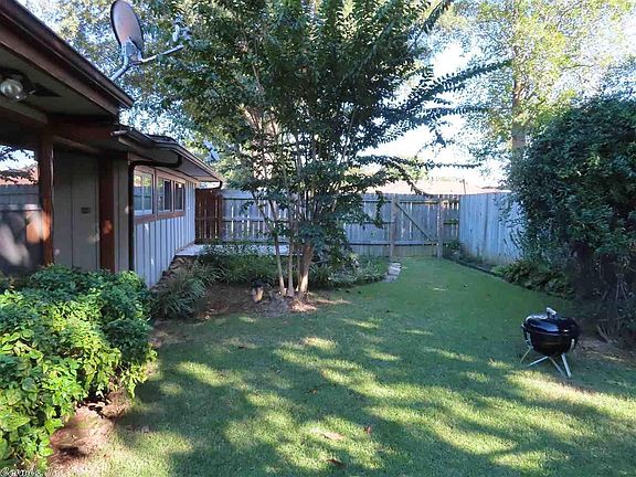Privacy/chain-link Fenced Back Yard