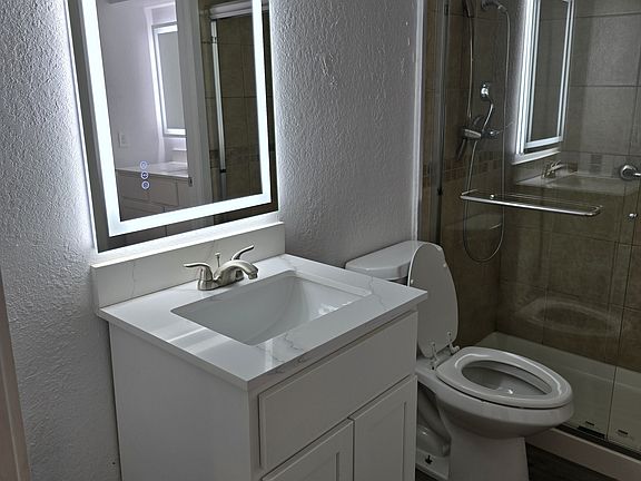 2nd image of 2424 Ventura Dr APT A