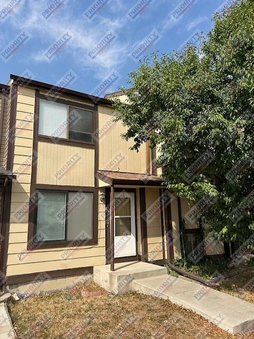 2 bedroom, 1.5 bath townhome with a 1 car garage — Photo 1