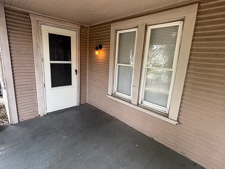1235 S Lewis Pl — Photo 2