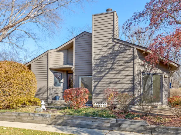 102 Shoreline Ct, Saint Charles, IL 60174