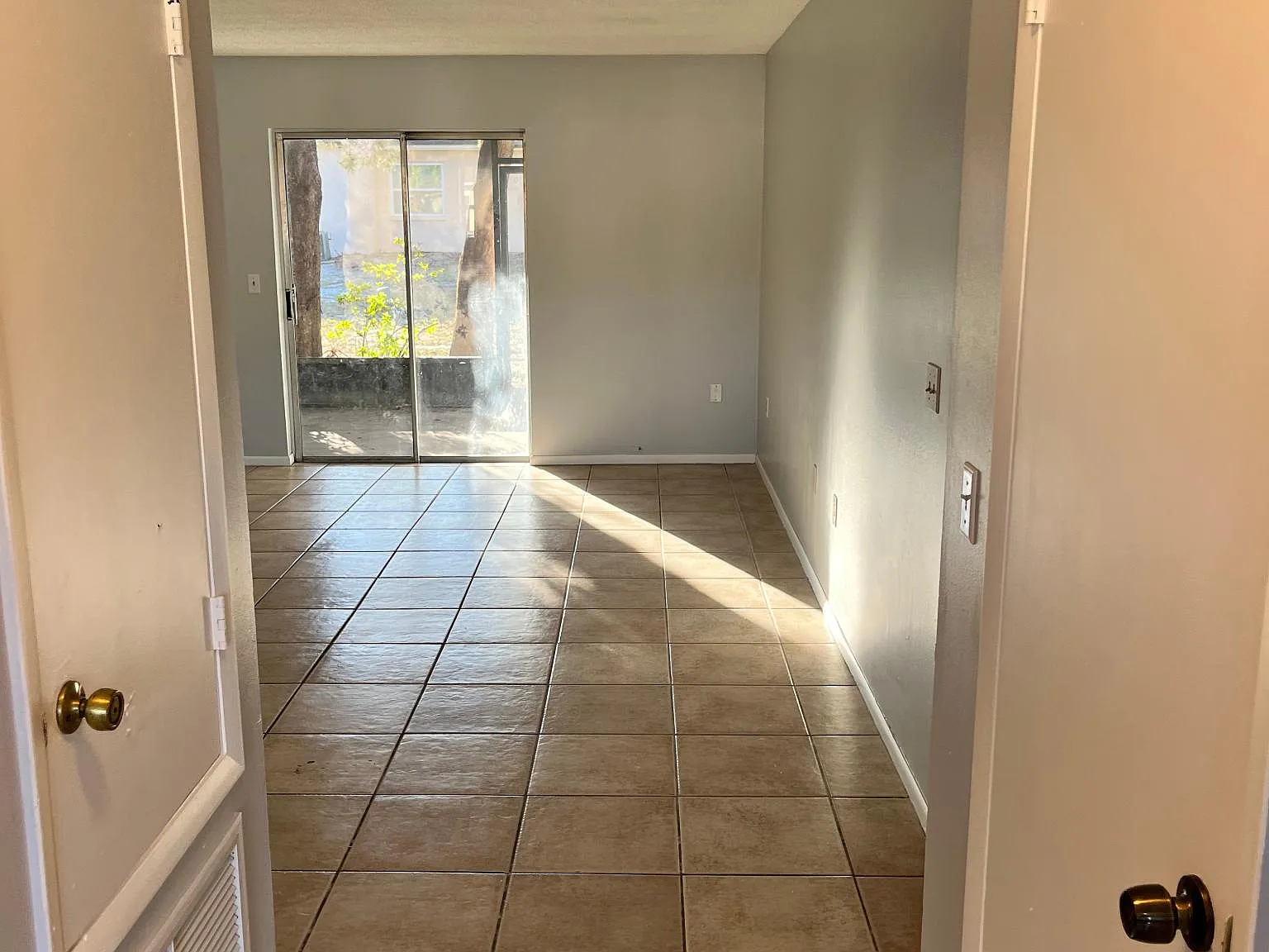 2 bed, 1070 sqft, $1,250 — Photo 2