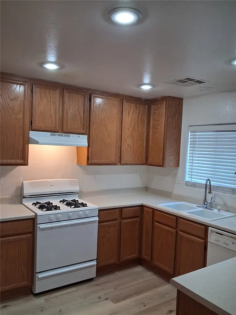 3 bed, 2.5 bath, 1408 sqft, $2,199 — Photo 1
