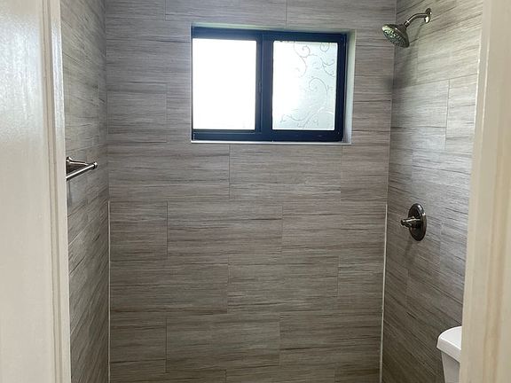 5th image of 600 SW 10th St APT 7