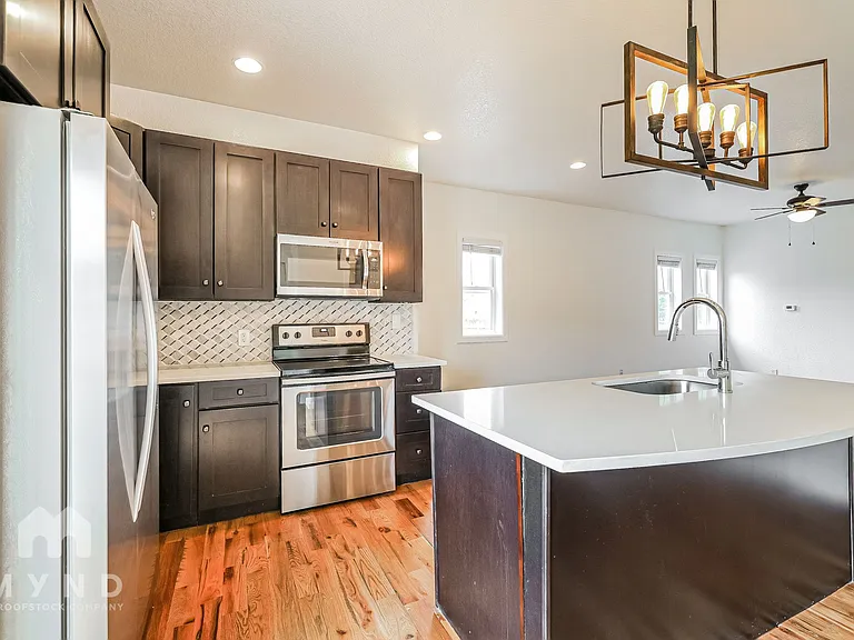 2426 S Acoma St — Photo 2
