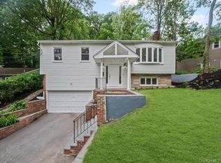 26 Ravine Rd, Great Neck, NY 11023