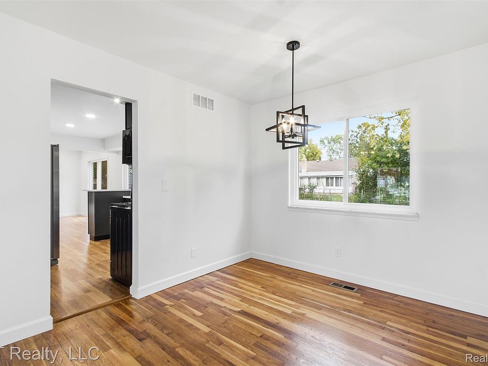 27116 Selkirk St, photo 8