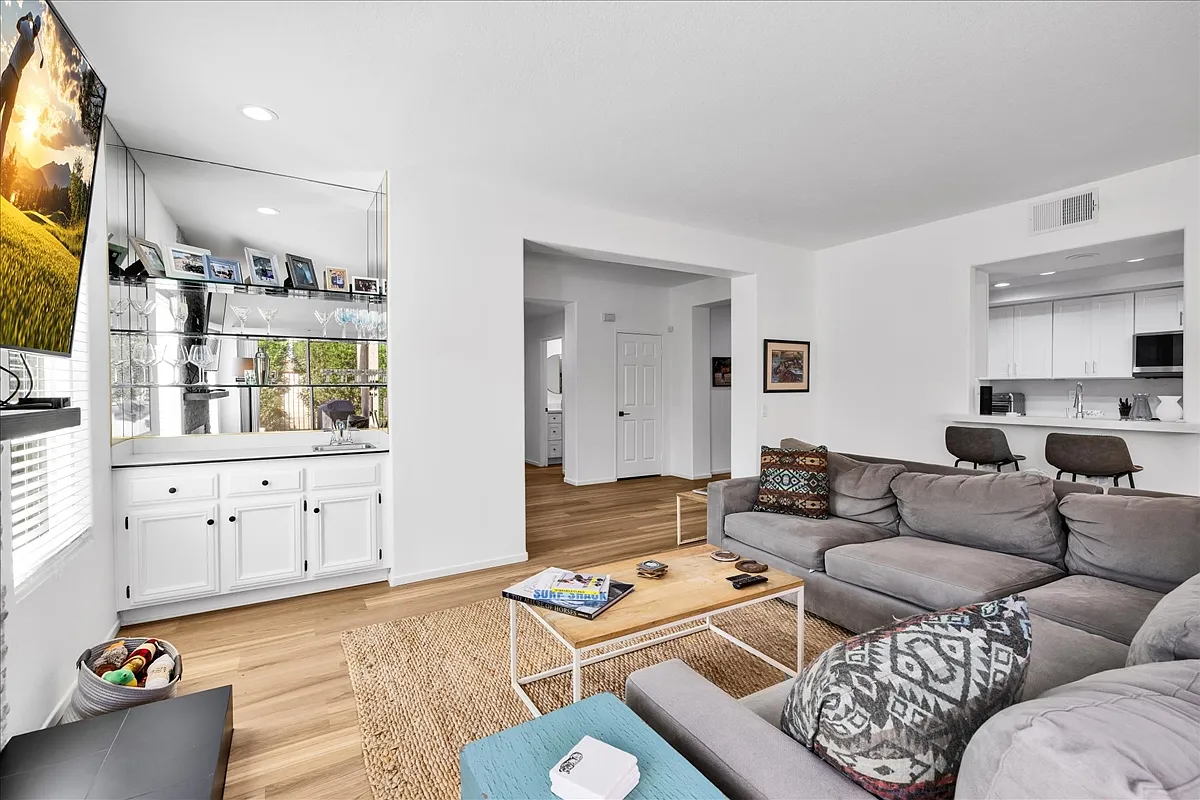 3 bed, 1980 sqft, $7,000 — Photo 3