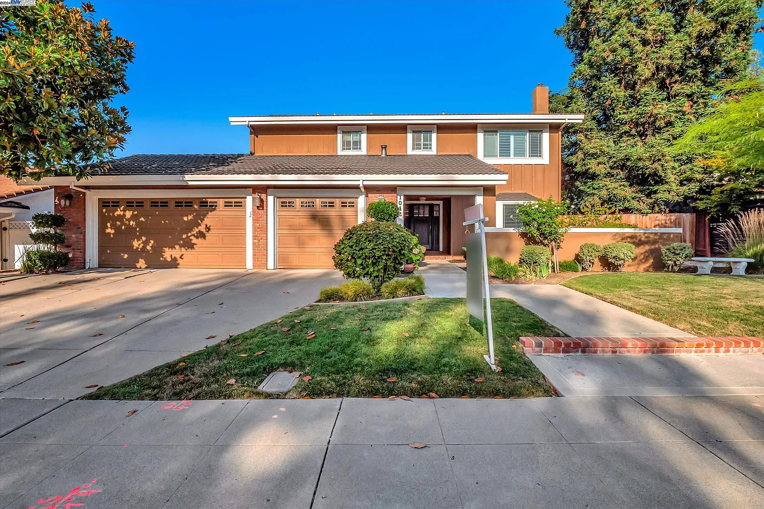 1042 Lomitas Ave photo 1