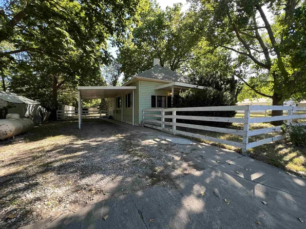 107 W Oak St, Maywood, NE 69038