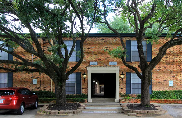 Plantation Apartments — Photo 14