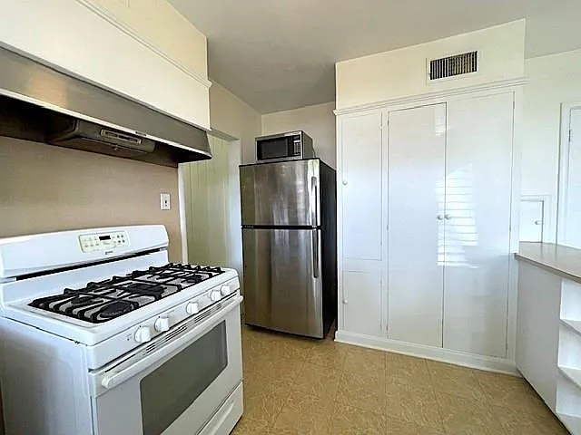 2102 Milford St #1 — Photo 14