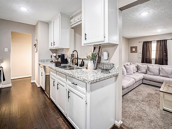 5th image of 2214 View St