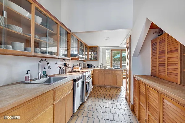 Sold by Citi Habitats | media 39