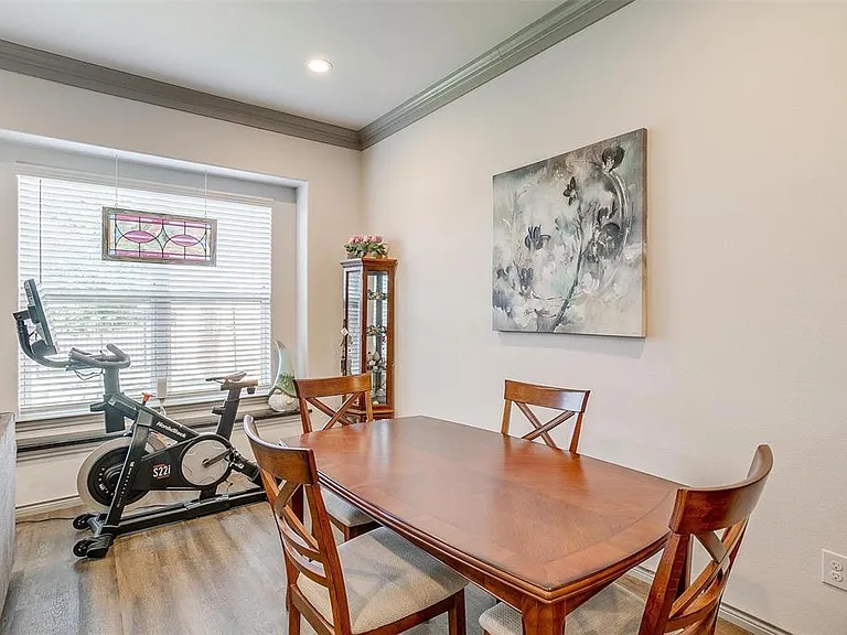 1313 Summerset Ln — Photo 2