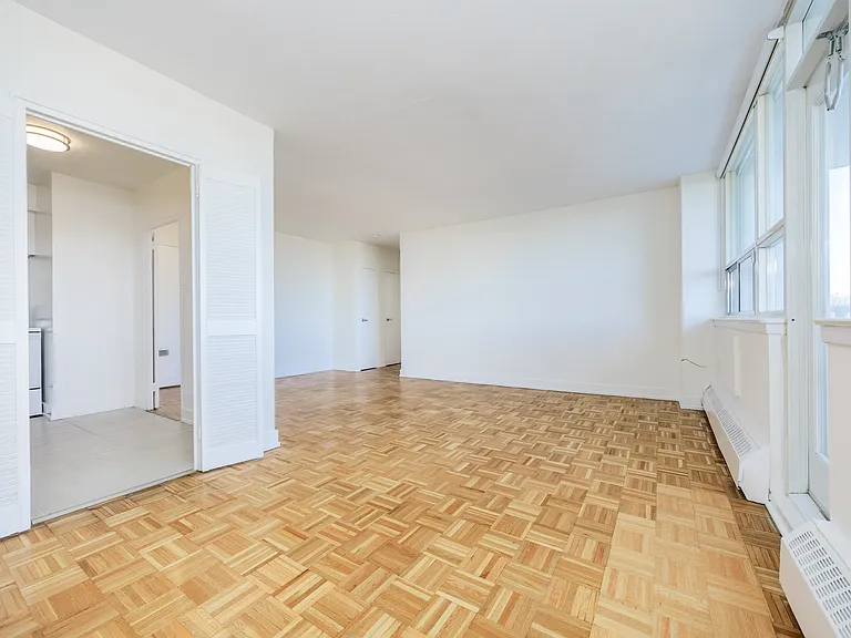 33 Erskine Ave — Photo 36