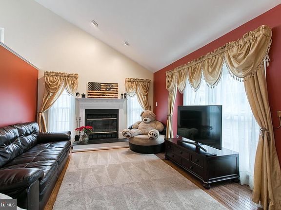 4th image of 19 Thornberry Ln