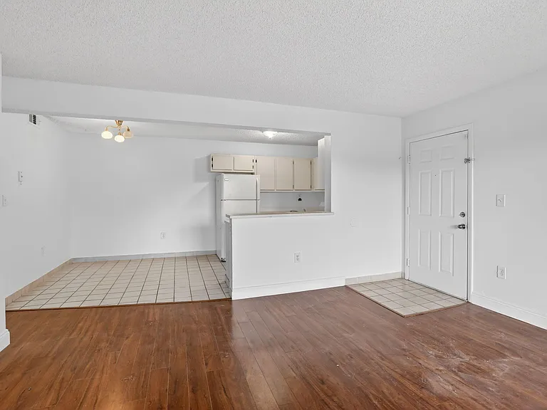300 Palm Cir W #305 — Photo 5