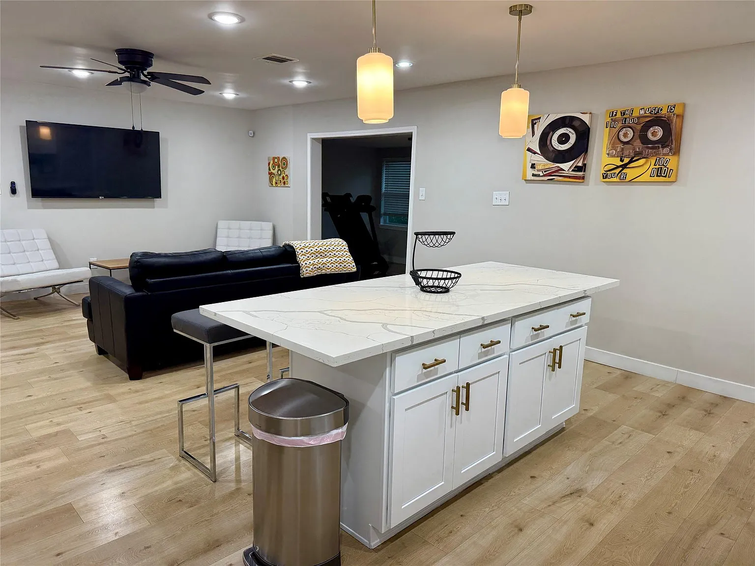 4 bed, 2.0 bath, 2200 sqft, $5,000 — Photo 4
