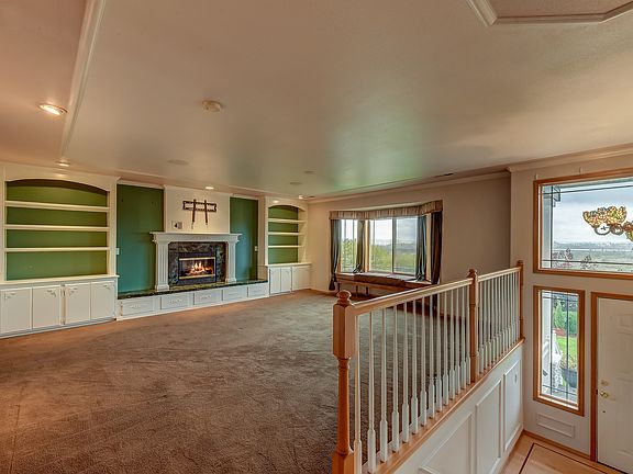 Large Living Room w/Views 