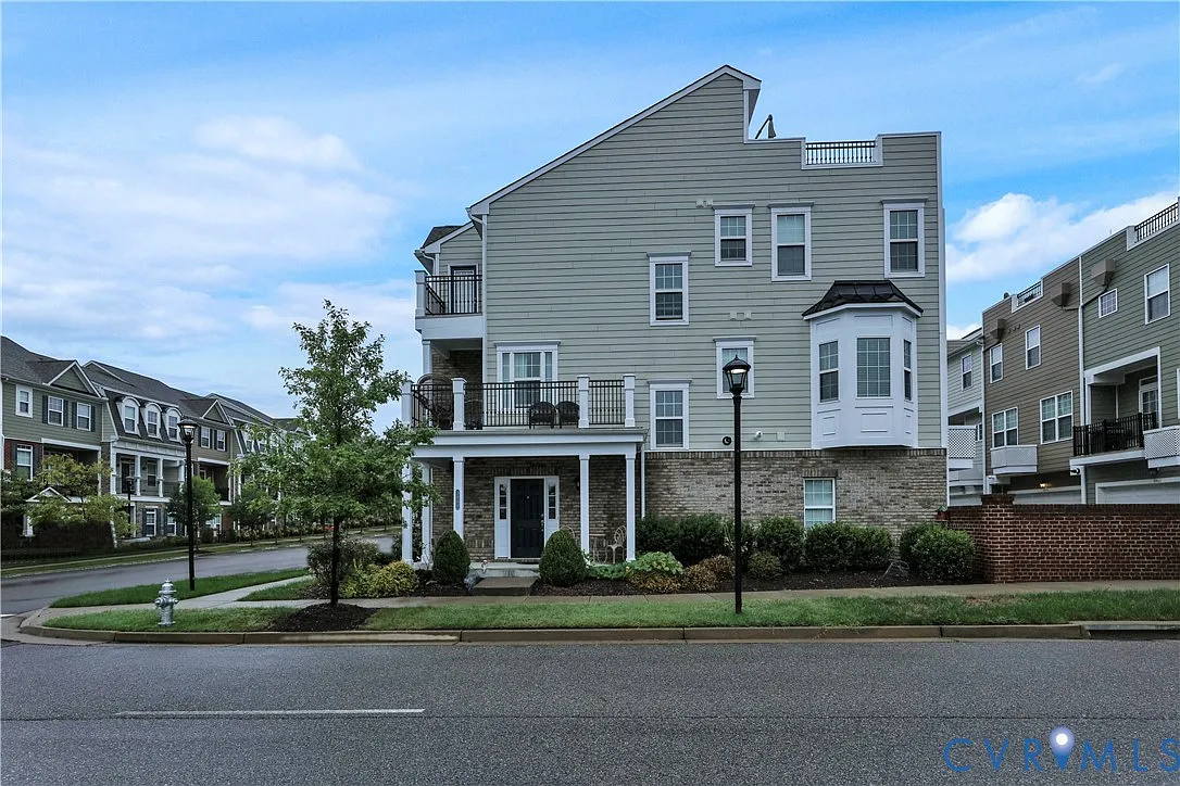 3 bed, 3.5 bath, 2123 sqft, $2,900 — Photo 2