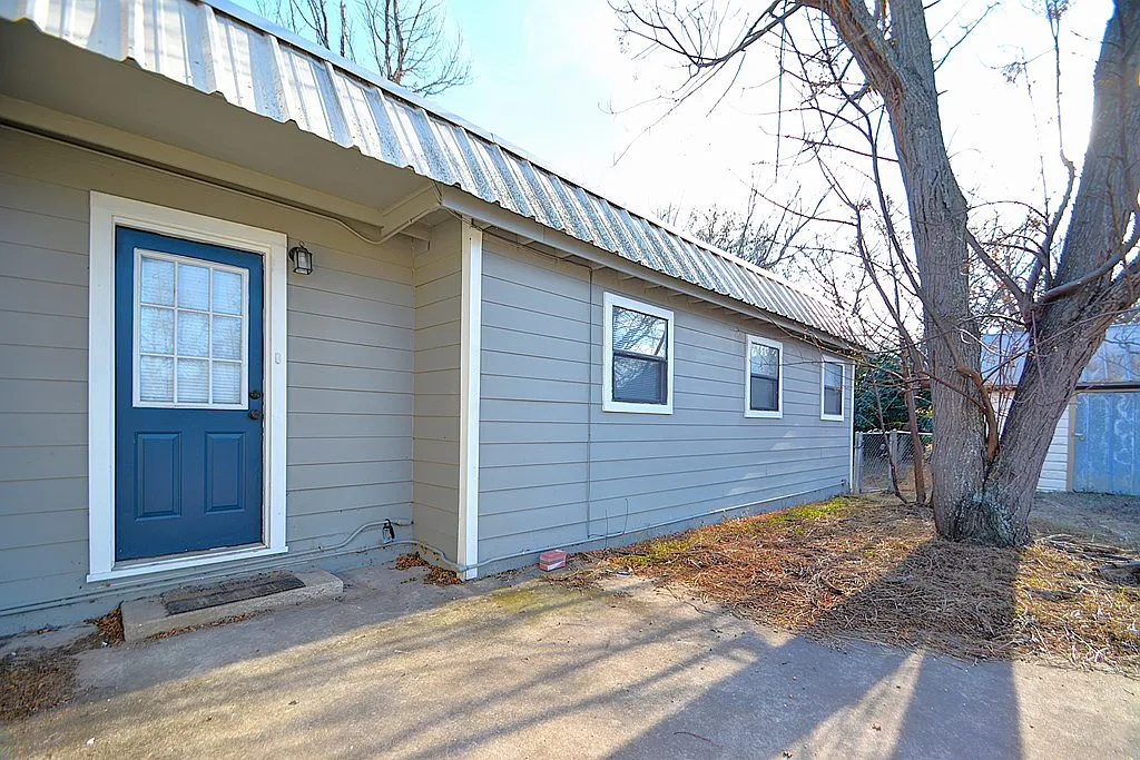 2 bed, 1.0 bath, 1000 sqft, $1,400 — Photo 2