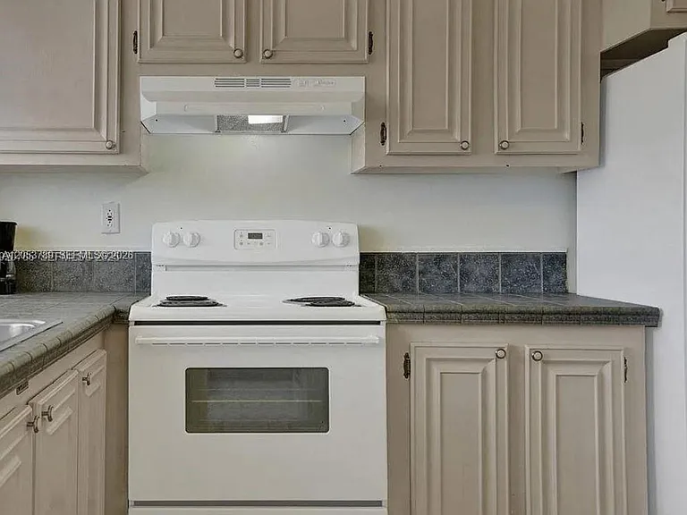 4047 NW 16th St #403 — Photo 8