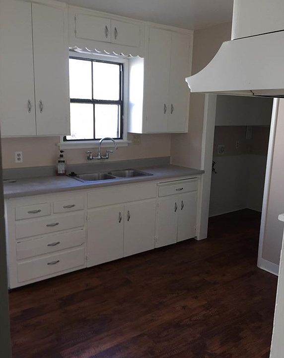 1st image of 607 W Live Oak St