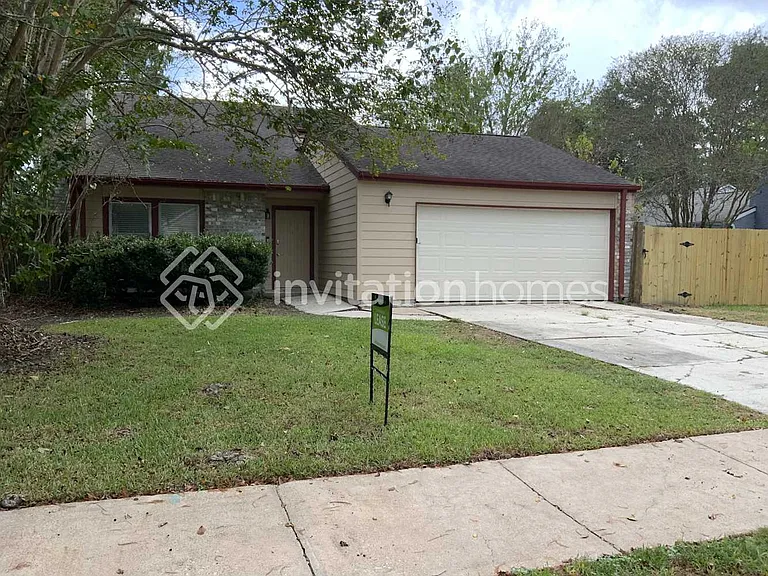 428 Gleneagles Dr — Photo 1