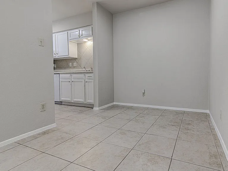 900 Sirocco Dr — Photo 8