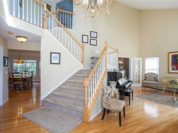 3rd image of 5 Hyacinth Ct